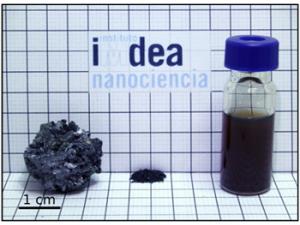 Franckeita. Izquierda: mineral en volumen; centro: material hecho polvo; derecha: suspensión de franckeita en un disolvente. / UAM-IMDEA Nanociencia