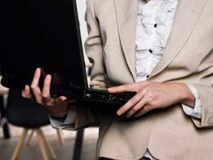 No hay diferencias en cuanto a la capacidad de monitorización entre hombres y mujeres a la hora de trabajar en puestos directivos, sino que son las empresas las que contratan de forma distinta. / (PIXABAY)