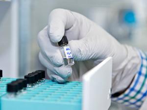 Investigador con muestras de laboratorio. / Nestlé (PIXABAY)