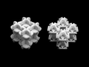 Los metamateriales reconfigurables en forma son capaces de lograr un cambio morfológico al aplicar cargas y mantener la forma deseada cuando se elimina la carga. / UC3M