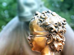 Escultura de niño o niña con venda en los ojos. / klimkin (PIXABAY)
