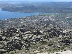 Manzanares el Real vista desde la cima de El Yelmo, La Pedriza (Sierra de Guadarrama España). / Miguel303xm (WIKIMEDIA)