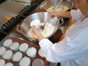 El suero lácteo es un subproducto obtenido de la coagulación de la leche durante la elaboración de queso. / Quesería la Antigua de Fuentesauco. (FLICKR)