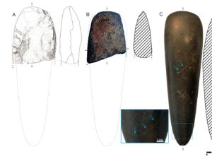 Síntesis del proceso de producción. A: Extremo distal de la preforma de la axila del hacha hecha por astillado (Rambla del Agua); B: Extremo distal del hacha hecha por picoteo (Cerro de San Cristóbal); C: Hacha pulida con fisuras de choque térmico (Cueva de las Ventanas, Piñar, Granada). Solo los productos A y B se llevaron a cabo en las canteras. / UGR