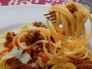 Ingerir una cena que sea rica en hidratos de carbono puede producir un aumento de la somnolencia respecto a noches con cenas ligeras. / WerbeFabrik (PIXABAY)