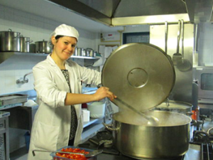 Ninguno de los menús analizados alcanzó las recomendaciones de verduras, fruta, productos lácteos, aceite de oliva, legumbres, o frutos secos. / UGR