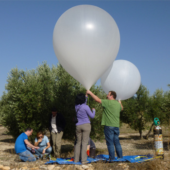 El equipo de trabajo toma datos en la Vega de Granada. / UGR