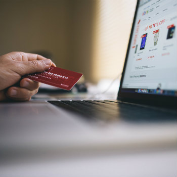 El estudio concluye que aunque muchas marcas y páginas web se protegen mediante el registro de nombres similares, los consumidores deberían estar atentos ya que el control de las empresas no es suficiente para eliminar el gran número de imitaciones existentes. / StockSnap (PIXABAY)