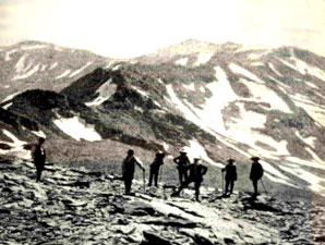 Grupo de científicos en una expedición para el reconocimiento de las formas glaciares en las montañas españolas